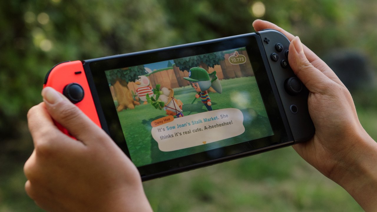 Nintendo Switch - Person spielt Nintendo Switch