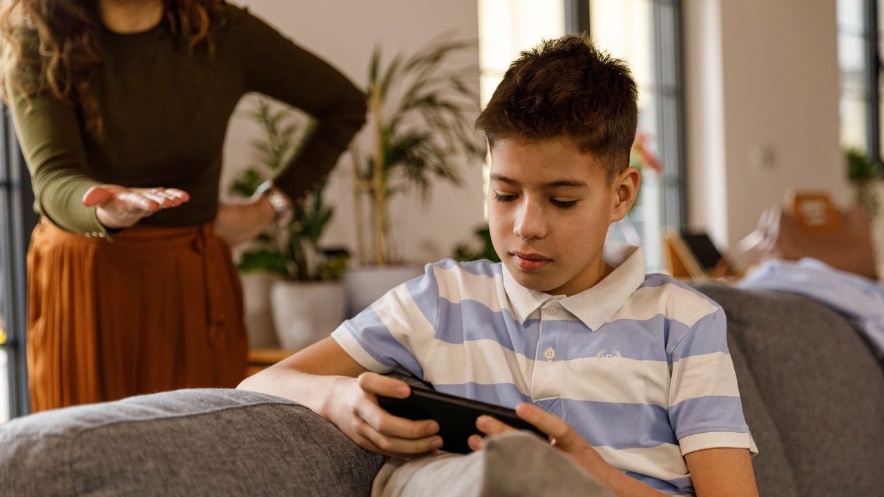 Bei Teenagern wird das Gehirn neu programmiert - sie reagieren dann weniger auf die Stimmen ihrer Eltern.