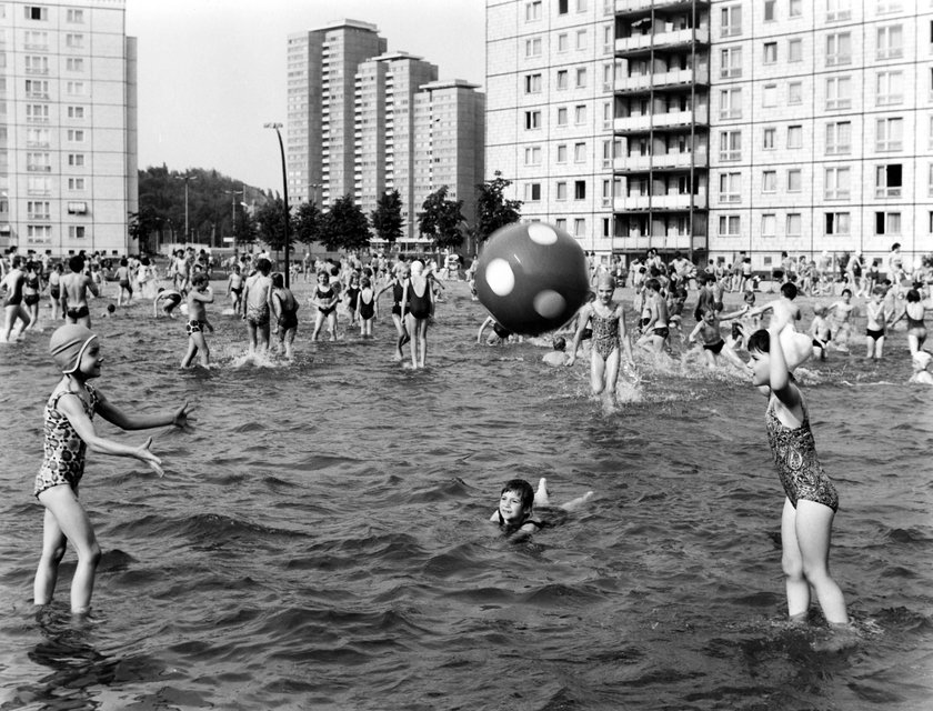 22.07.1973 Mädchen spielen mit dem Ball im Planschbecken zwischen den Hochhäusern der Karl-Marx-Allee in Berlin 