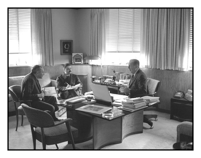Büro drei Personen sitzend mit Walt Disney
