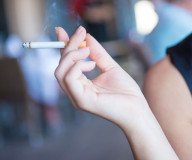 Wissenschaft beweist: Auch Balkon-Rauchen schadet dem Baby (und älteren Kindern)