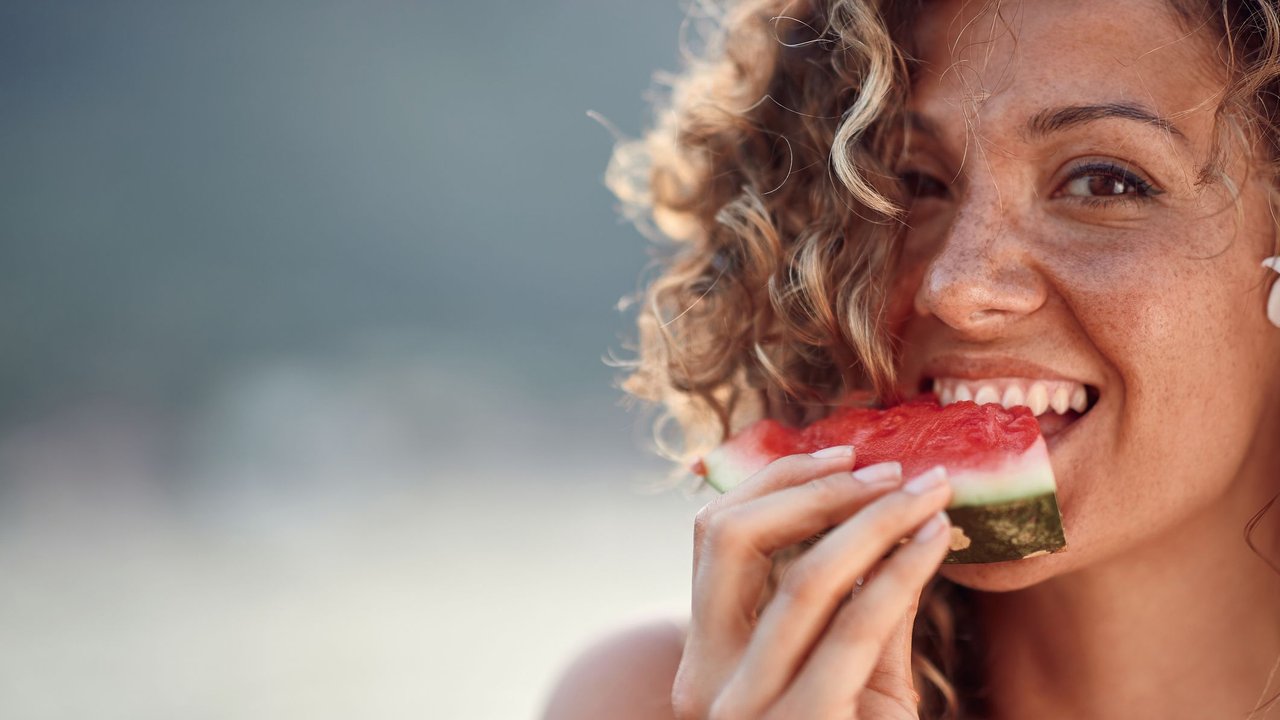 Schwanger im Sommer: Frau isst Wassermelone