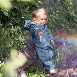 Matschhose aus recycelten Flaschen: So stylisch ist die Kinder-Regenkleidung von Tchibo