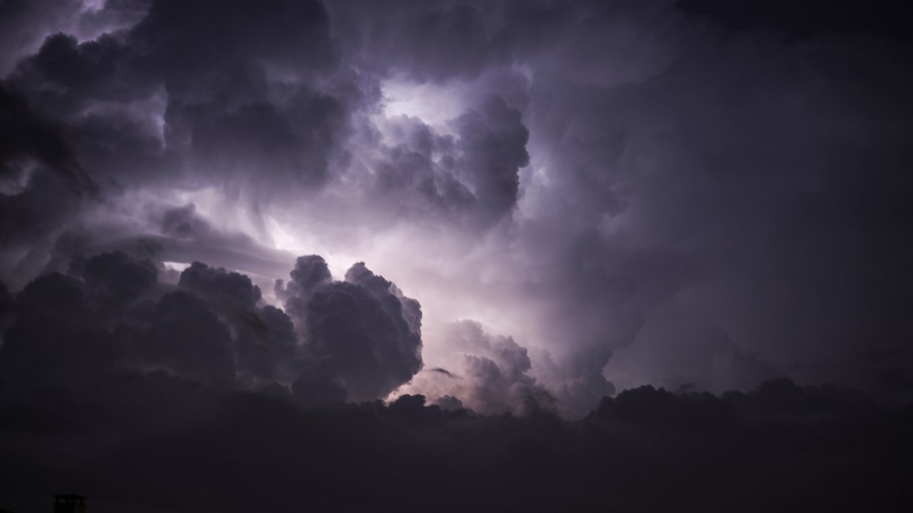 Wetterleuchten am nächtlichen Himmel.