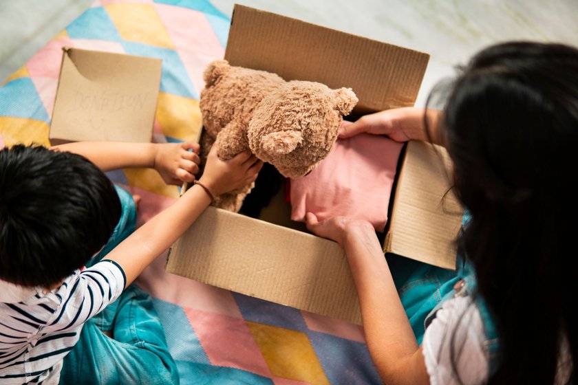 Die Vorweihnachtszeit ist eine gute Zeit, um altes Spielzeug zu spenden - zusammen mit euren Kindern.