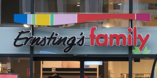 Balkon-Update für 5 €: Mit der Ernsting's-Kissenhülle bekommst du 100% Sommerfeeling