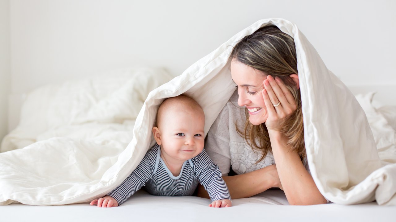 Bettdecken-Test - Mutter und Kind unter Decke