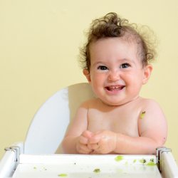 Kiwi fürs Baby: Warum du die Superfrucht nicht vor dem 6. Monat füttern solltest