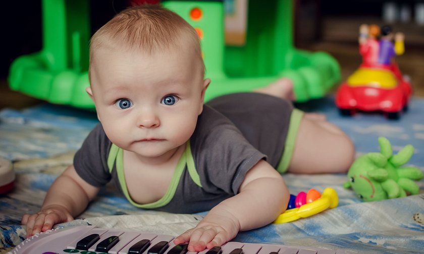 Baby mit Keyboard