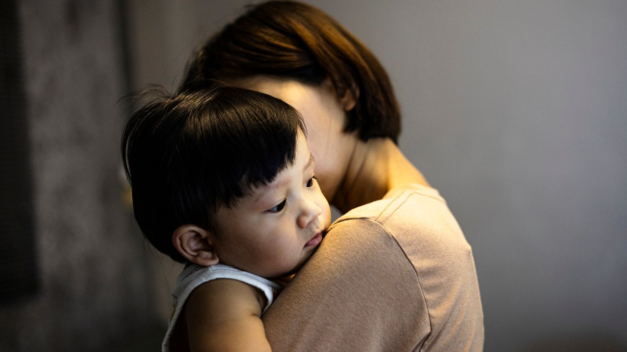Sätze, die bei Wutanfällen nicht helfen: Mama umarmt Kleinkind