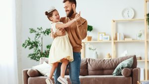 Von Kindheit bis Erwachsenenalter: 7 Schlüsselmomente in der Vater-Tochter-Beziehung