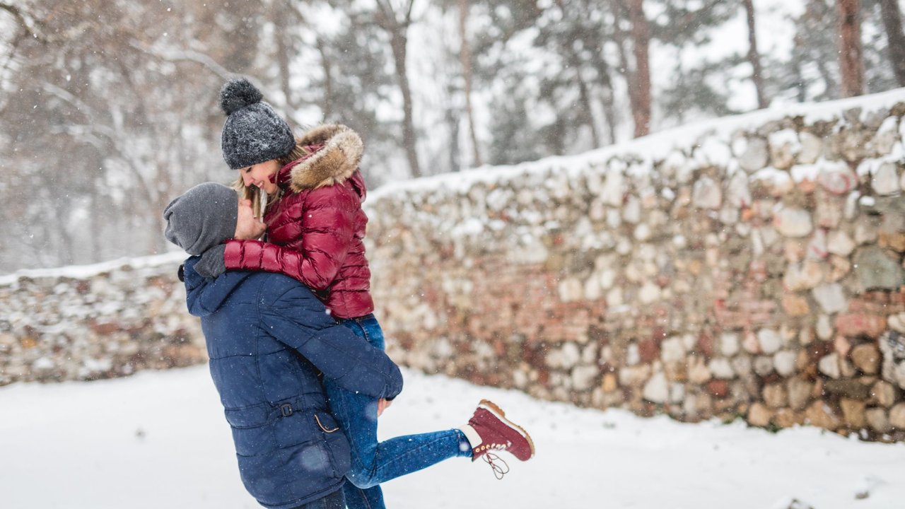 Junges Pärchen tobt im Schnee