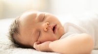 Dein Baby schwitzt am Kopf beim Schlafen? Das ist der Grund