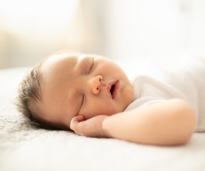 Dein Baby schwitzt am Kopf beim Schlafen? Das ist der Grund