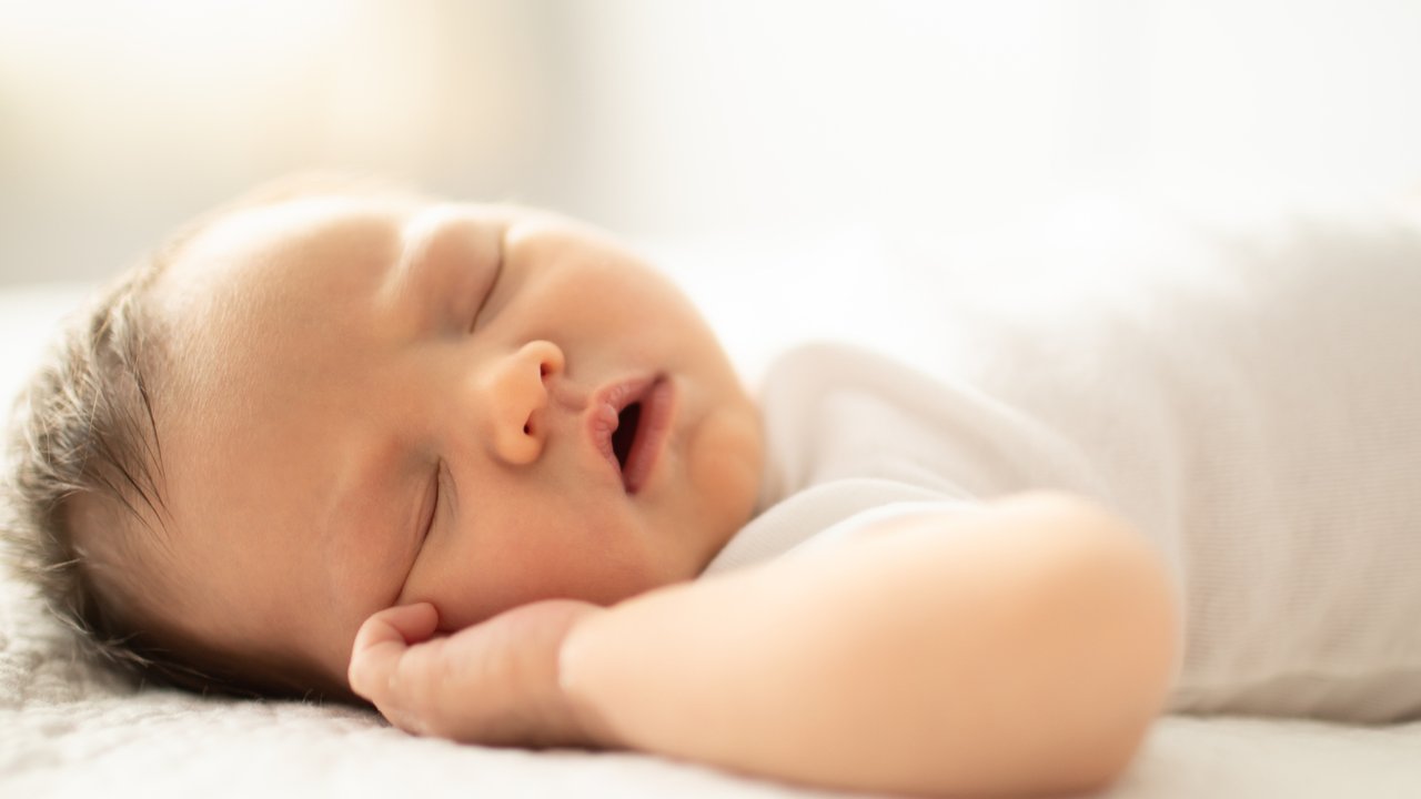 Dein Baby schwitzt am Kopf beim Schlafen? Das ist der Grund