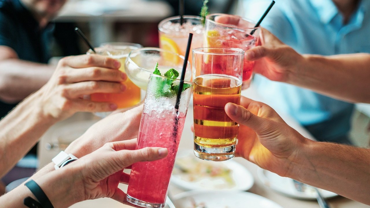 Alkohol wird gern gesellig bei Feierlichkeiten getrunken.
