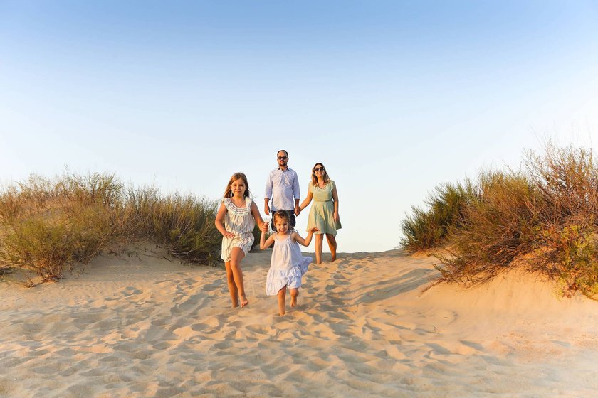 Gl¸ckliche vierkˆpfige Familie, junge Eltern und kleine Kinder, die den Sommerurlaub in der Natur genieﬂen, am Sandstrand spazieren gehen, sich an den H‰nden halten, die Schwestern laufen voraus, w‰hrend die Eltern hinterherlaufen Happy family of four, young parents and little kids, enjoying summer vacation in nature, taking walk on sandy beach, holding each others hands, girls sisters running ahead while parents walking behind Copyright: imageBROKER/DashaxPetrenko ibxiqx09198894.jpg ,model released, Symbolfoto ,property released Bitte beachten Sie die gesetzlichen Bestimmungen des deutschen Urheberrechtes hinsichtlich der Namensnennung des Fotografen im direkten Umfeld der Verˆffentlichung