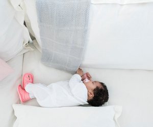 Baby-Schläfchen auf dem Sofa? Keine gute Idee, sagen Experten