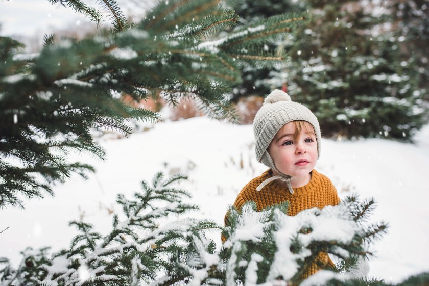 Kind mit Mütze im Schnee