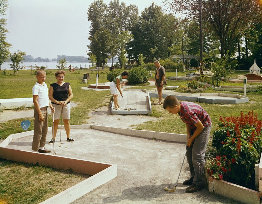 Familie spielt Minigolf