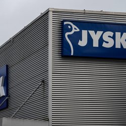 Jeder ist begeistert: Der graue Samtstuhl von Jysk bringt Klasse ins Esszimmer