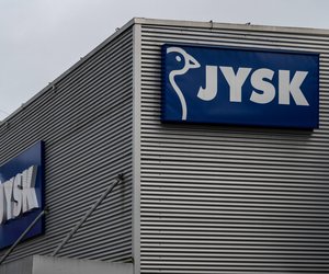 Der Jysk-Stuhl mit grauem Samtbezug lässt das Esszimmer luxuriös wirken