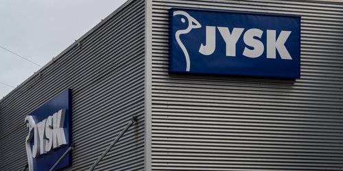 Jeder ist begeistert: Der graue Samtstuhl von Jysk bringt Klasse ins Esszimmer