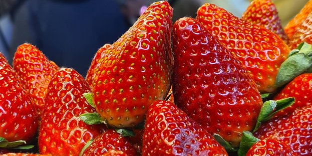 Frisch gekaufte Erdbeeren schimmeln mit diesem Geheimtrick nicht