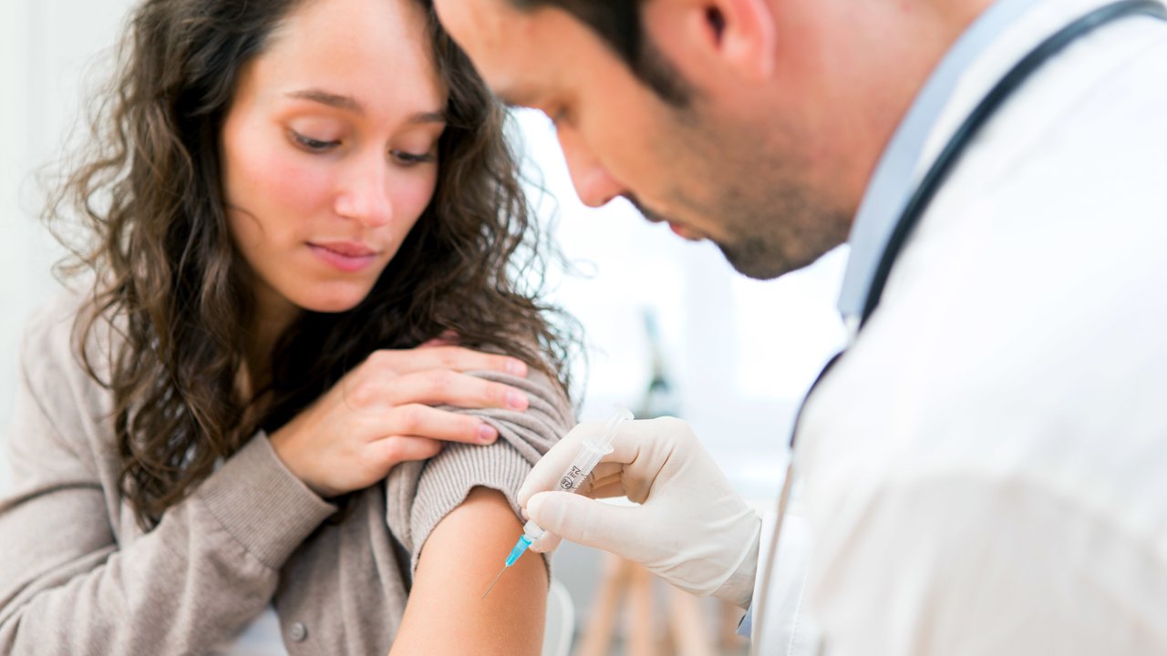 Young attractive woman being vaccinated model released, Symbolfoto, 10.11.2014 14:10:38, Copyright: xpp76x Panthermedia12877602