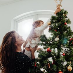 Weihnachts­baumschmuck basteln: 9 Tipps für DIY-Projekte