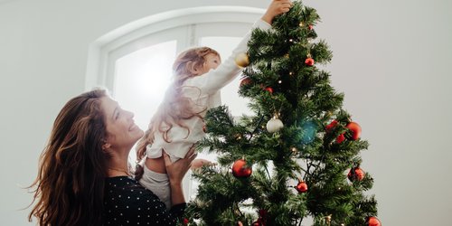 9 echt stylische Ideen für DIY-Weihnachts­baumschmuck mit Kindern