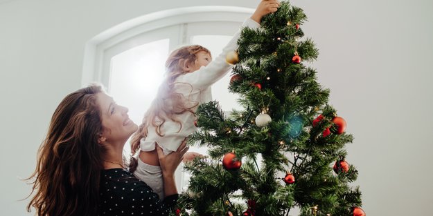 Hübschen Weihnachts­baumschmuck mit Kindern basteln: Von einfach bis raffiniert