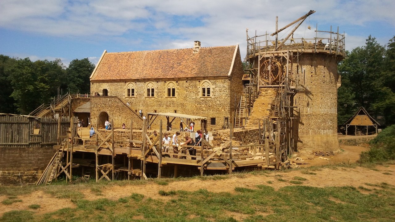Besuchermagnet: In Frankreich entsteht eine Mittelalterburg ganz in alter Technik.