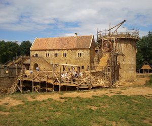 Einblick in vergangene Zeiten: Hier entsteht eine Burg mit den Baumitteln des 13. Jahrhunderts