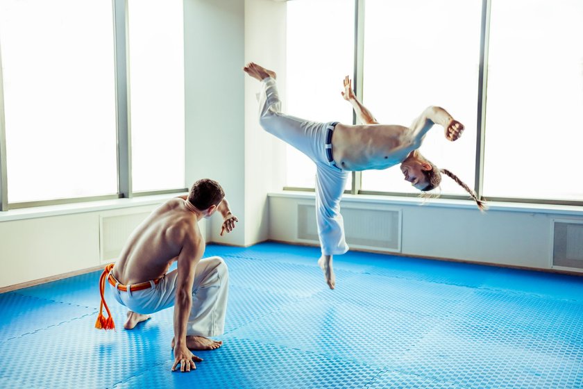 Zwei Capoeira Performer in einem Studio