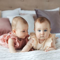 Zweieiige Zwillinge: Wichtige & überraschende Fakten über die ungleichen Doppel-Babys