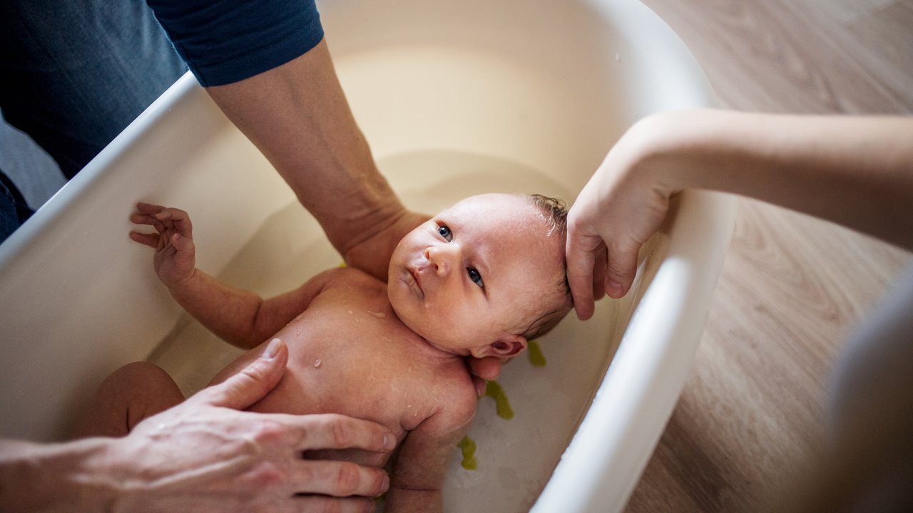 Neugeborenes baden mit Tipps von der Hebamme