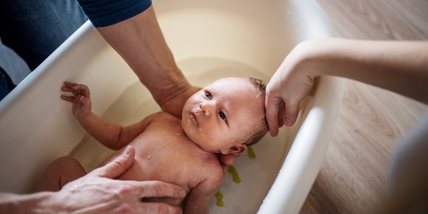 Neugeborenes baden: Tipps von der Hebamme für schöne Bademomente