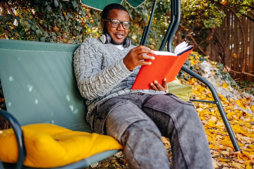 Tipps gegen Lustlosigkeit beim Mann: Mann liest ein Buch