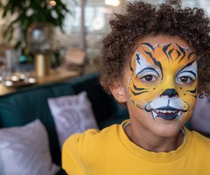 Tiger schminken: So schminkt ihr Schritt für Schritt ein süßes Tigergesicht