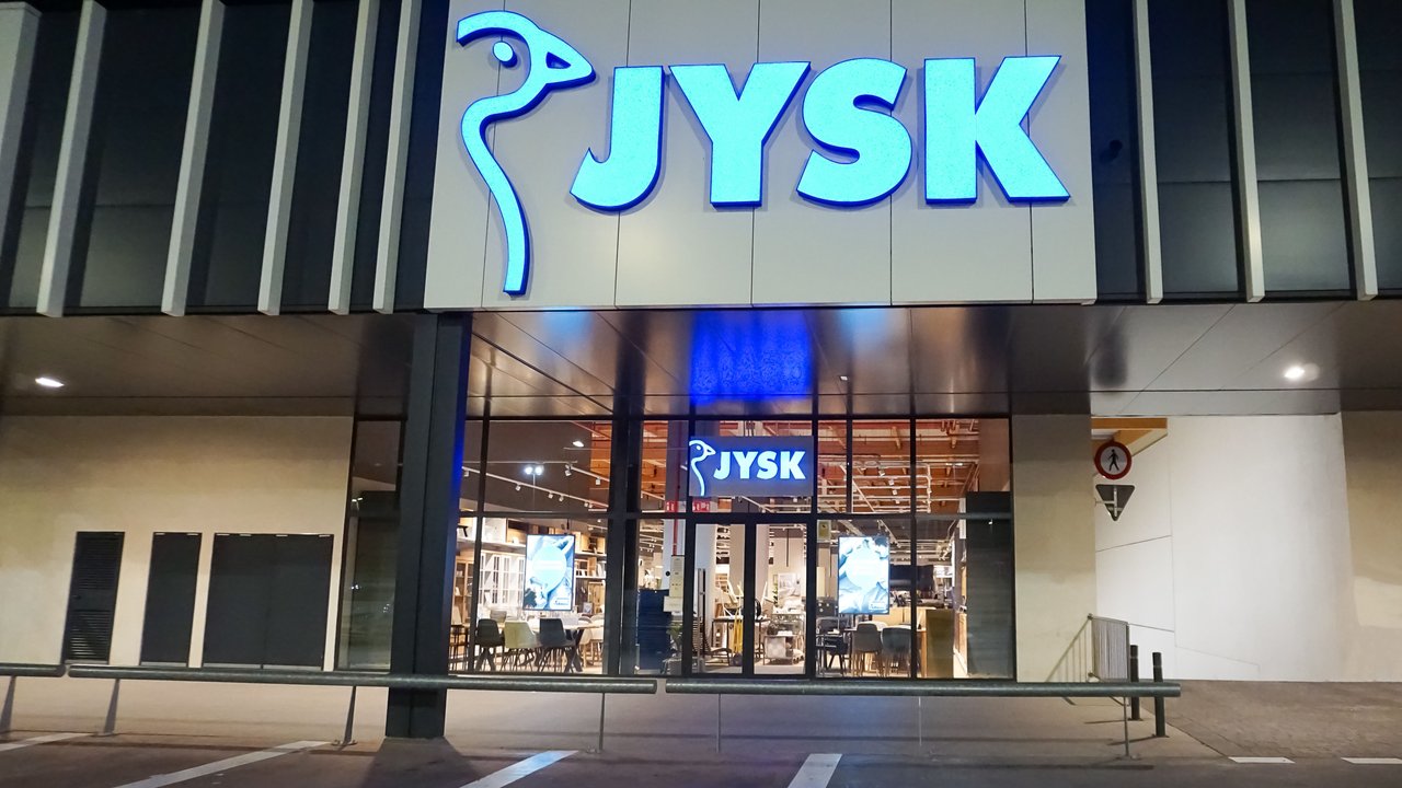 JYSK Logo an einer Filiale in Spanien