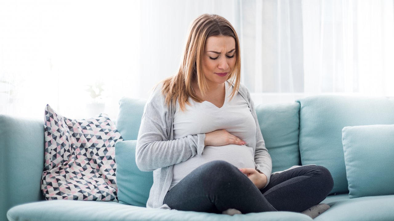 Muttermundwirksame Wehen erkennen: Schwangere Frau