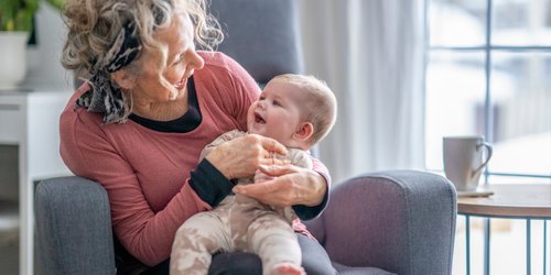 "Früher haben wir das anders gemacht": 6 Boomer-Großeltern-Typen, die jede Familie kennt
