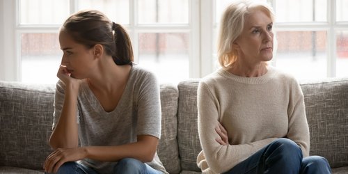 Spiegel der Kindheit: Warum wir in der Midlife plötzlich wie Mama und Papa werden