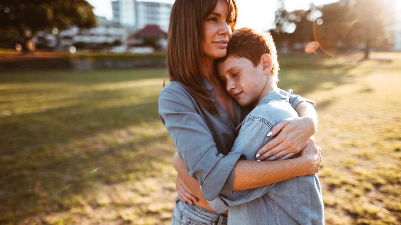 Hochsensibel Kind sein: Mama tröstet Sohn