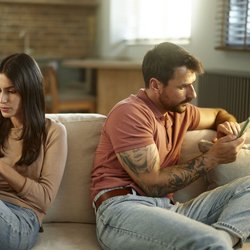Smartphone statt Augenkontakt? 7 Gewohnheiten, die deine Ehe ruinieren könnten