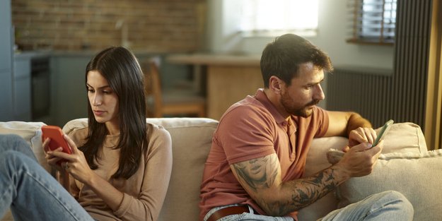 Smartphone statt Augenkontakt? 7 Gewohnheiten, die deine Ehe ruinieren könnten