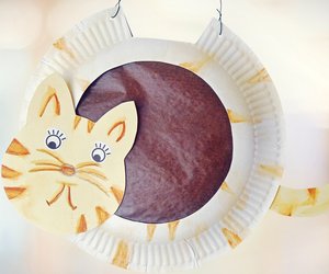 Katzen-Laterne basteln: Dieses Modell aus Papptellern gelingt jedem!