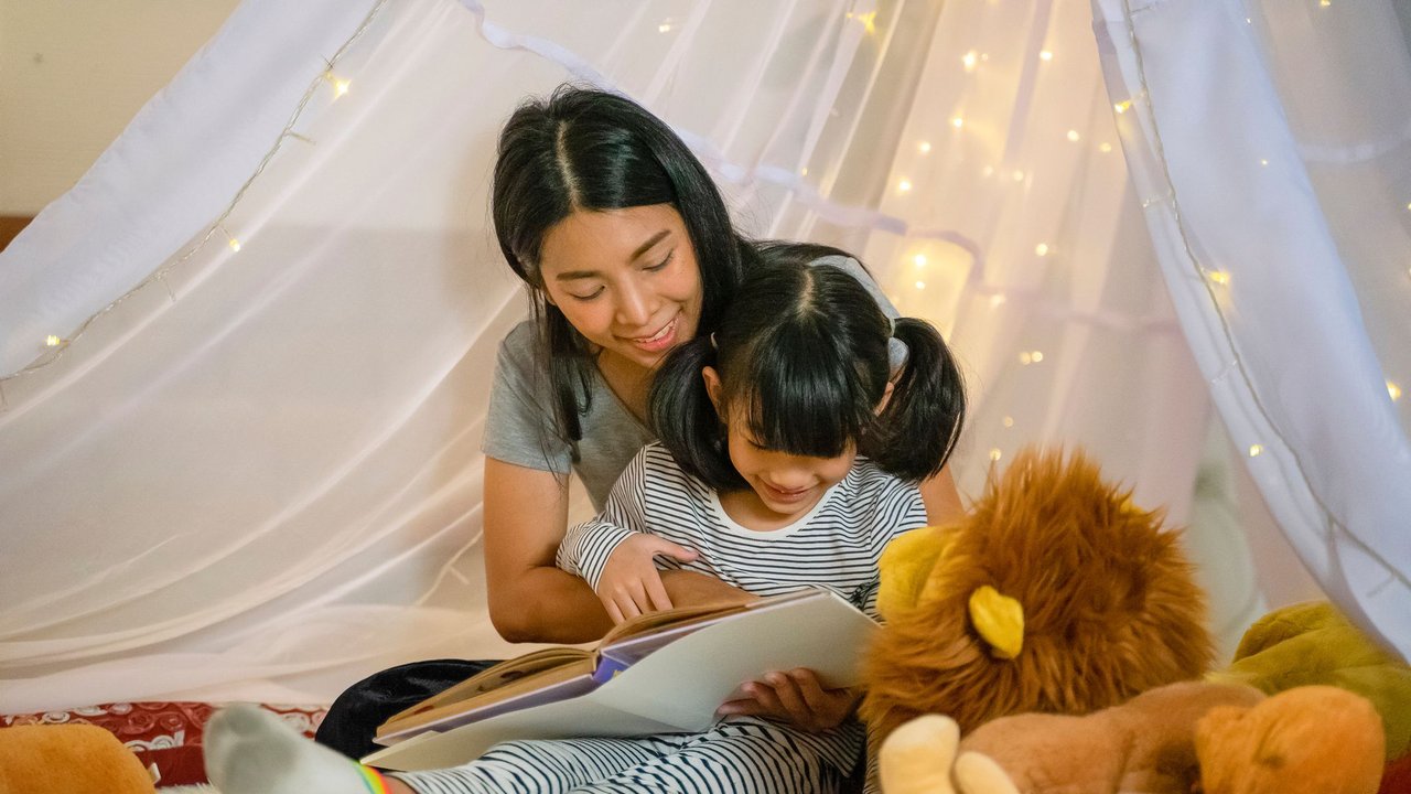 Gute-Nacht-Geschichten: Mama liest Tochter ein Buch vor