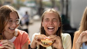 Studie: Warum eure Ernährung aus den 90ern der Pubertät eurer Tochter gut tut